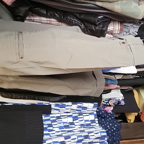 Chicos Olive capri Set - Picture 5 of 6